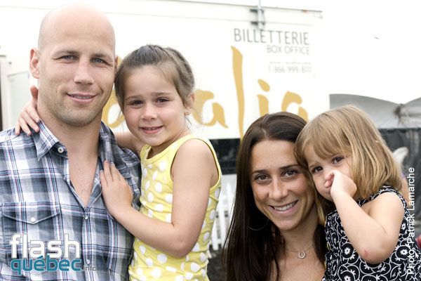 Steve BÃ©gin sa conjointe AmÃ©lie Cadrin et ses deux filles. PremiÃ¨re du magnifique spectacle de Cavalia au Quartier dix-trente sous les chapiteaux - Aucune utilisation permise de cette image n'est permise sans l'autorisation Ã©crite du photographe - patrick@flashquebec.ca
