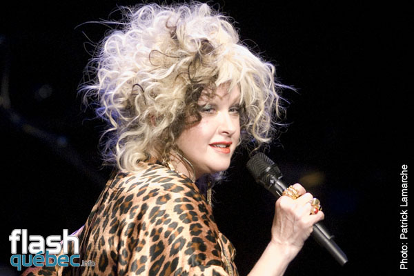 Cindy Lauper au Festival International de Jazz de MontrÃ©al 2010 - L\'utilisation non autorisÃ©e est interdite. Ils ne peuvent Ãªtre copiÃ©s ou reproduits de quelque maniÃ¨ere que ce soit sans l\'autorisation de Ã©crite prÃ©alable de Patrick@flashquebec.ca - This picture cannot be copy and use without the prior written authorisation of patrick@flashquebec.ca