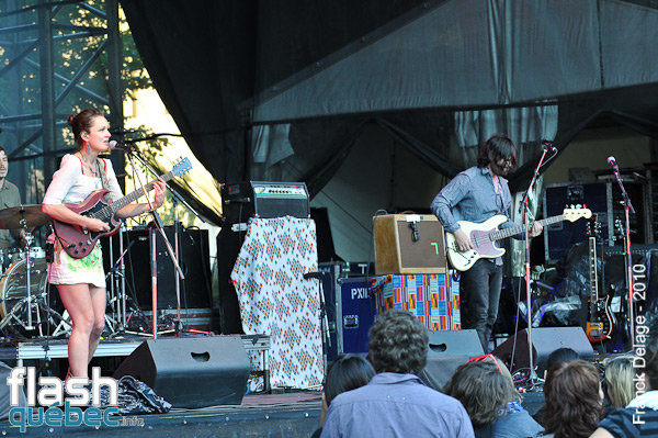 Land of Talk - Parc de la Francophonie - Festival d'Ã©tÃ© de QuÃ©bec - 18 juillet 2010 - Utilisation quelle qu'elle soit strictement interdite sans l'autorisation du photographe - franckdelage@hotmail.com