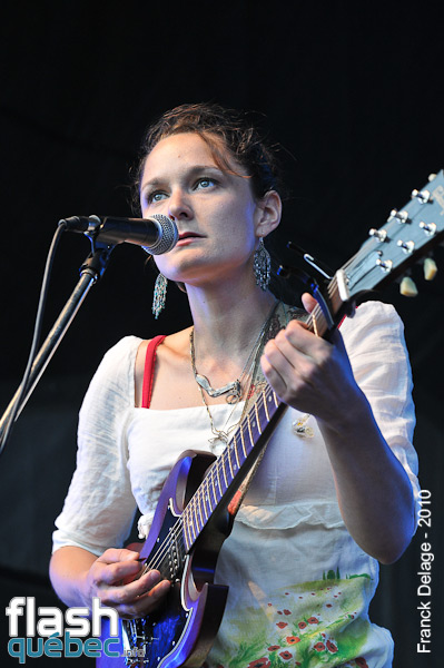 Land of Talk - Parc de la Francophonie - Festival d'Ã©tÃ© de QuÃ©bec - 18 juillet 2010 - Utilisation quelle qu'elle soit strictement interdite sans l'autorisation du photographe - franckdelage@hotmail.com