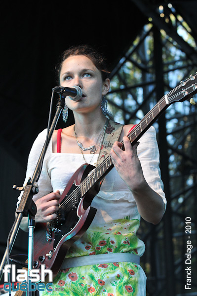 Land of Talk - Parc de la Francophonie - Festival d'Ã©tÃ© de QuÃ©bec - 18 juillet 2010 - Utilisation quelle qu'elle soit strictement interdite sans l'autorisation du photographe - franckdelage@hotmail.com