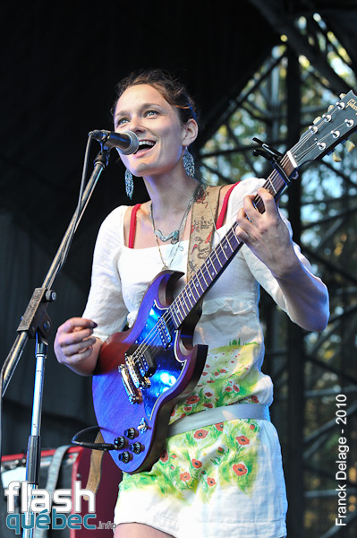 Land of Talk - Parc de la Francophonie - Festival d'Ã©tÃ© de QuÃ©bec - 18 juillet 2010 - Utilisation quelle qu'elle soit strictement interdite sans l'autorisation du photographe - franckdelage@hotmail.com