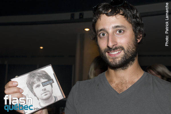 Louis-Jean Cormier au lancement du disque - Le monde tourne fort - Vicent Vallières - l\'Astral - 31 aout 2009 - aucune utilisation permise sans autorisation écrite de l\'auteur - patrick@flashquebec.ca