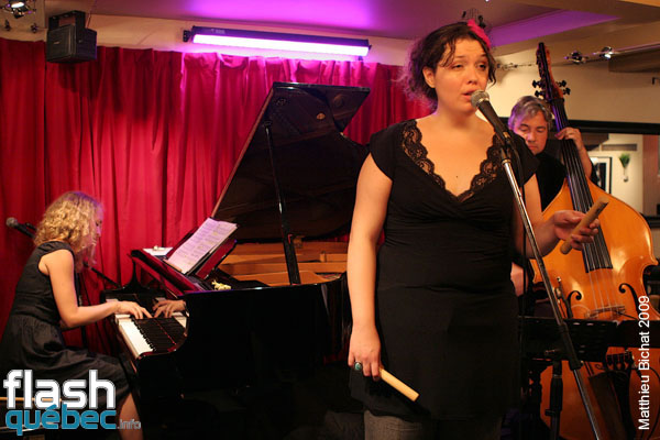 Lancement de l'album Live de Natasha P. Tri-O, au Dieze Onze a Montreal, le 12 aout 2009.  Utilisation quelle qu'elle soit strictement interdite sans l'accord de l'auteur matthieu@flashquebec.ca.