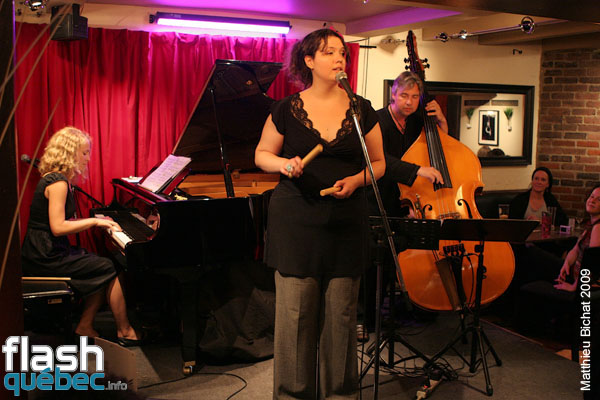 Lancement de l'album Live de Natasha P. Tri-O, au Dieze Onze a Montreal, le 12 aout 2009.  Utilisation quelle qu'elle soit strictement interdite sans l'accord de l'auteur matthieu@flashquebec.ca.