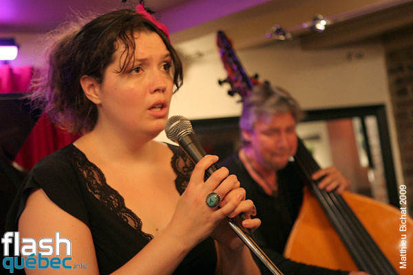 Lancement de l'album Live de Natasha P. Tri-O, au Dieze Onze a Montreal, le 12 aout 2009.  Utilisation quelle qu'elle soit strictement interdite sans l'accord de l'auteur matthieu@flashquebec.ca.