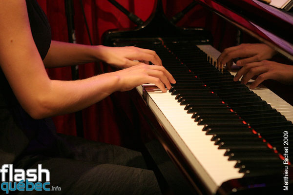 Lancement de l'album Live de Natasha P. Tri-O, au Dieze Onze a Montreal, le 12 aout 2009.  Utilisation quelle qu'elle soit strictement interdite sans l'accord de l'auteur matthieu@flashquebec.ca.