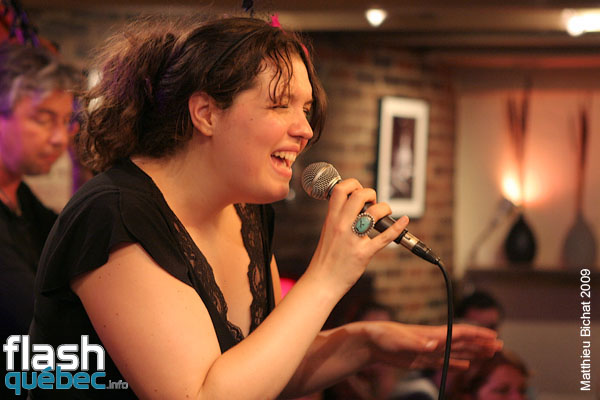 Lancement de l'album Live de Natasha P. Tri-O, au Dieze Onze a Montreal, le 12 aout 2009.  Utilisation quelle qu'elle soit strictement interdite sans l'accord de l'auteur matthieu@flashquebec.ca.