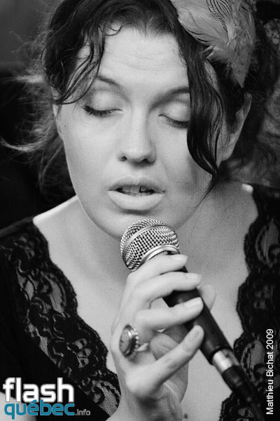 Lancement de l'album Live de Natasha P. Tri-O, au Dieze Onze a Montreal, le 12 aout 2009.  Utilisation quelle qu'elle soit strictement interdite sans l'accord de l'auteur matthieu@flashquebec.ca.