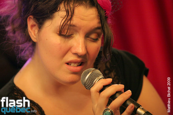 Lancement de l'album Live de Natasha P. Tri-O, au Dieze Onze a Montreal, le 12 aout 2009.  Utilisation quelle qu'elle soit strictement interdite sans l'accord de l'auteur matthieu@flashquebec.ca.