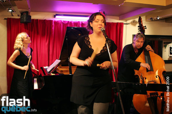 Lancement de l'album Live de Natasha P. Tri-O, au Dieze Onze a Montreal, le 12 aout 2009.  Utilisation quelle qu'elle soit strictement interdite sans l'accord de l'auteur matthieu@flashquebec.ca.