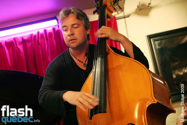 Lancement de l'album Live de Natasha P. Tri-O, au Dieze Onze a Montreal, le 12 aout 2009.  Utilisation quelle qu'elle soit strictement interdite sans l'accord de l'auteur matthieu@flashquebec.ca.