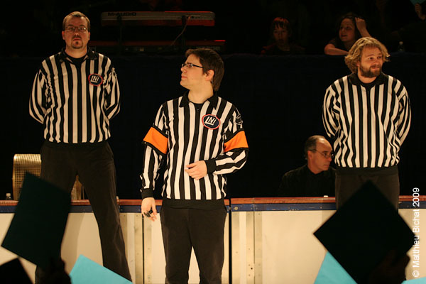 Les arbitres: Eric Richard, Alexandre Cadieux et Christian Paquin-Coutu. Match regulier 2 de la saison 2009 de la LNI, opposant l equipe des Blancs a l equipe des Bleus, au Medley de Montreal, le 16 fevrier 2009.