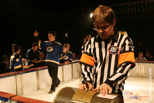 Frederic Barbusci et Alexandre Cadieux (Arbitre). Match regulier 2 de la saison 2009 de la LNI, opposant l equipe des Blancs a l equipe des Bleus, au Medley de Montreal, le 16 fevrier 2009.