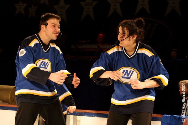 Rene Rousseau et Jolene Morin. Match regulier 2 de la saison 2009 de la LNI, opposant l equipe des Blancs a l equipe des Bleus, au Medley de Montreal, le 16 fevrier 2009.