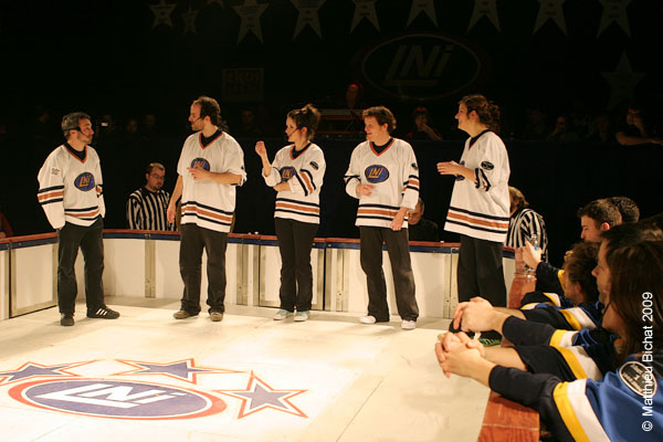 Vincent Bolduc, Martin Boily, Virginie Fortin, Daniel Malenfant et Maryvonne Cyr. Match regulier 2 de la saison 2009 de la LNI, opposant l equipe des Blancs a l equipe des Bleus, au Medley de Montreal, le 16 fevrier 2009.