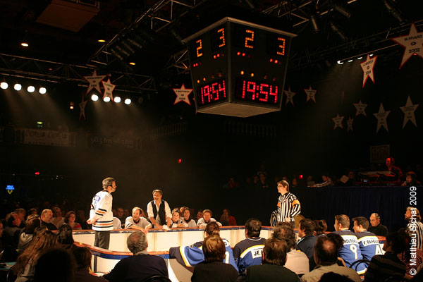 Match regulier 2 de la saison 2009 de la LNI, opposant l equipe des Blancs a l equipe des Bleus, au Medley de Montreal, le 16 fevrier 2009.