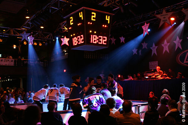 Match regulier 2 de la saison 2009 de la LNI, opposant l equipe des Blancs a l equipe des Bleus, au Medley de Montreal, le 16 fevrier 2009.