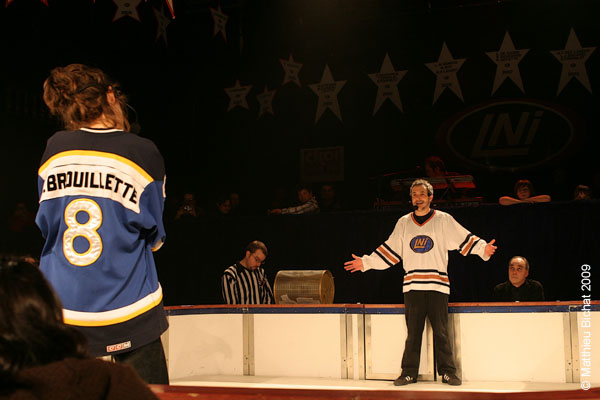 Isabelle Brouillette et Vincent Bolduc. Match regulier 2 de la saison 2009 de la LNI, opposant l equipe des Blancs a l equipe des Bleus, au Medley de Montreal, le 16 fevrier 2009.