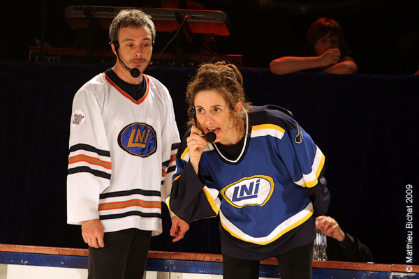 Vincent Bolduc et Isabelle Brouillette. Match regulier 2 de la saison 2009 de la LNI, opposant l equipe des Blancs a l equipe des Bleus, au Medley de Montreal, le 16 fevrier 2009.