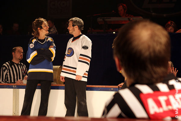 Isabelle Brouillette et Vincent Bolduc. Match regulier 2 de la saison 2009 de la LNI, opposant l equipe des Blancs a l equipe des Bleus, au Medley de Montreal, le 16 fevrier 2009.
