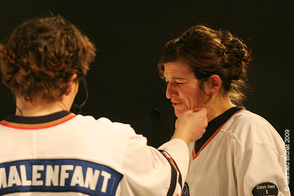 Daniel Malenfant et Maryvonne Cyr. Match regulier 2 de la saison 2009 de la LNI, opposant l equipe des Blancs a l equipe des Bleus, au Medley de Montreal, le 16 fevrier 2009.