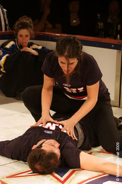 Isabelle Brouillette, Salome Corbo et Rene Rousseau. Match regulier 2 de la saison 2009 de la LNI, opposant l equipe des Blancs a l equipe des Bleus, au Medley de Montreal, le 16 fevrier 2009.