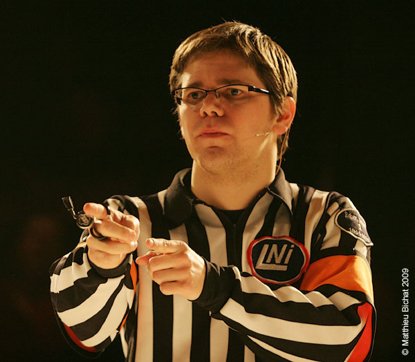 Alexandre Cadieux (arbitre). Match regulier 2 de la saison 2009 de la LNI, opposant l equipe des Blancs a l equipe des Bleus, au Medley de Montreal, le 16 fevrier 2009.