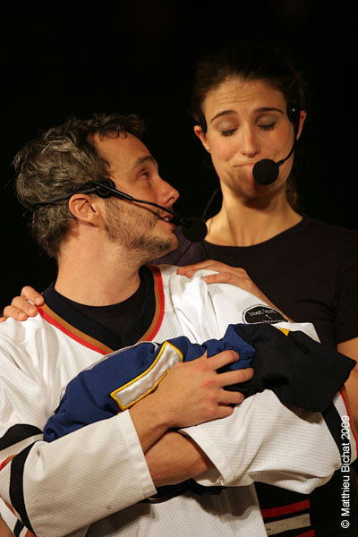 Vincent Bolduc et Salome Corbo. Match regulier 2 de la saison 2009 de la LNI, opposant l equipe des Blancs a l equipe des Bleus, au Medley de Montreal, le 16 fevrier 2009.