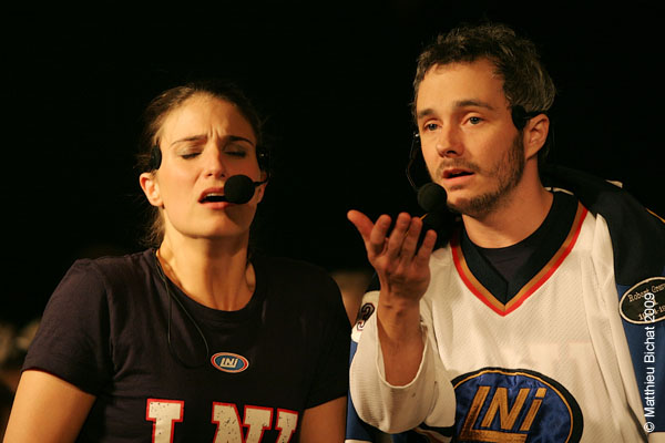 Vincent Bolduc et Salome Corbo. Match regulier 2 de la saison 2009 de la LNI, opposant l equipe des Blancs a l equipe des Bleus, au Medley de Montreal, le 16 fevrier 2009.