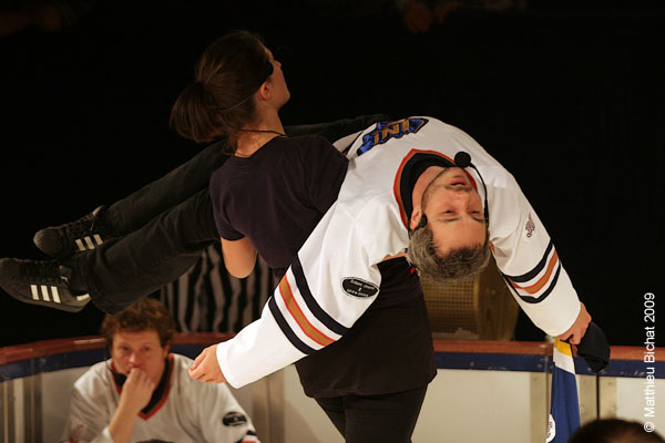 Vincent Bolduc et Salome Corbo. Match regulier 2 de la saison 2009 de la LNI, opposant l equipe des Blancs a l equipe des Bleus, au Medley de Montreal, le 16 fevrier 2009.