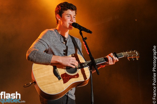 Les fans de Tyler Shaw et Shawn Mendes bravent la pluie à l’International de montgolfières.